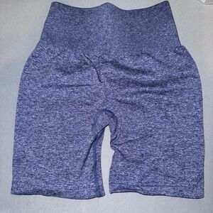 NVGTN SHORTS
•Scrunch butt
•size small
•purple color